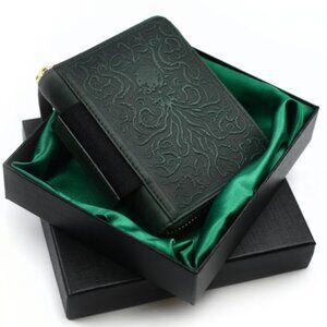 Gametee Wallet of Holding: Eldritch Edition in Green Leather & Mini Metal Dice